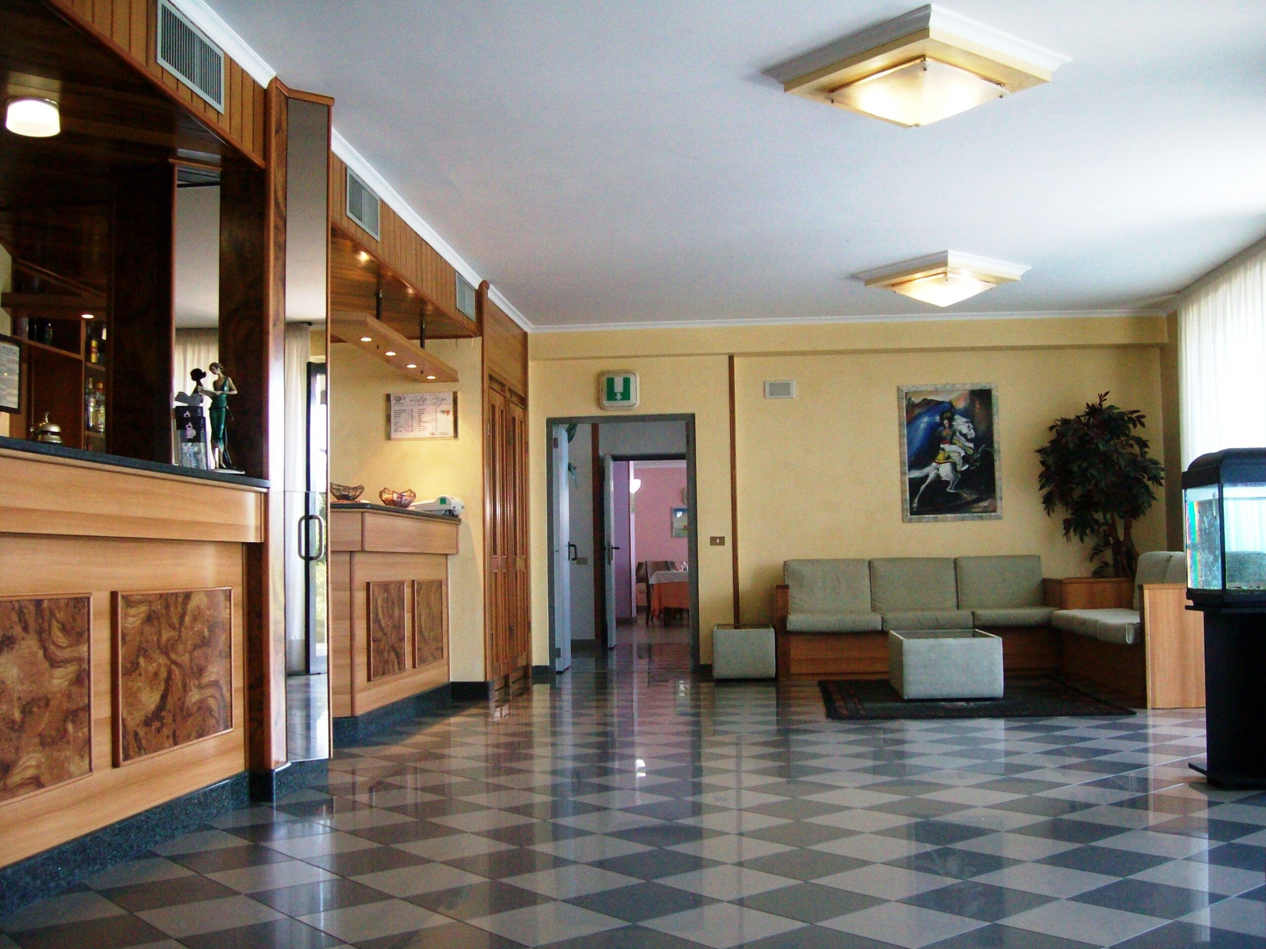 L’ingresso di Villa San Carlo, con pavimento a scacchi e un salottino