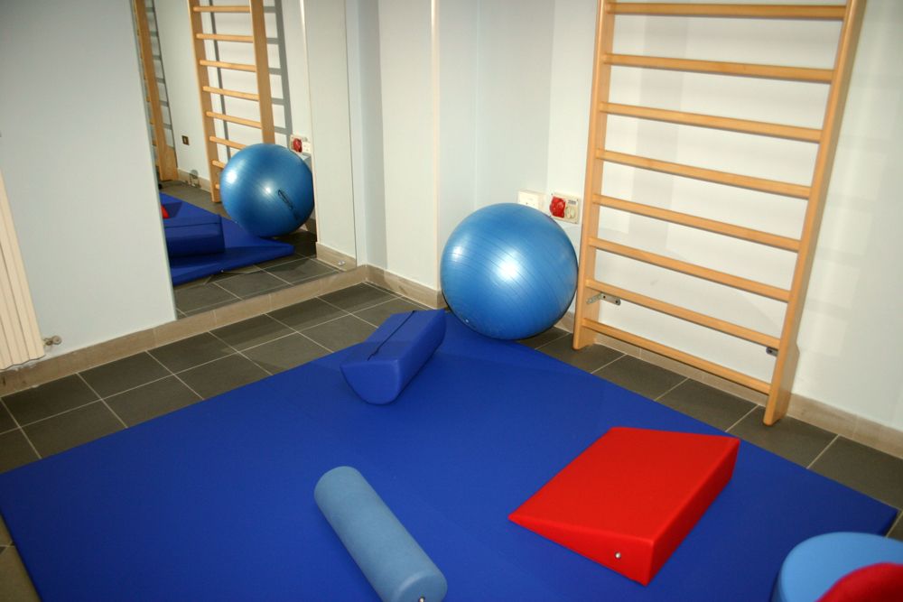 Palle mediche e spalliera nella palestra
