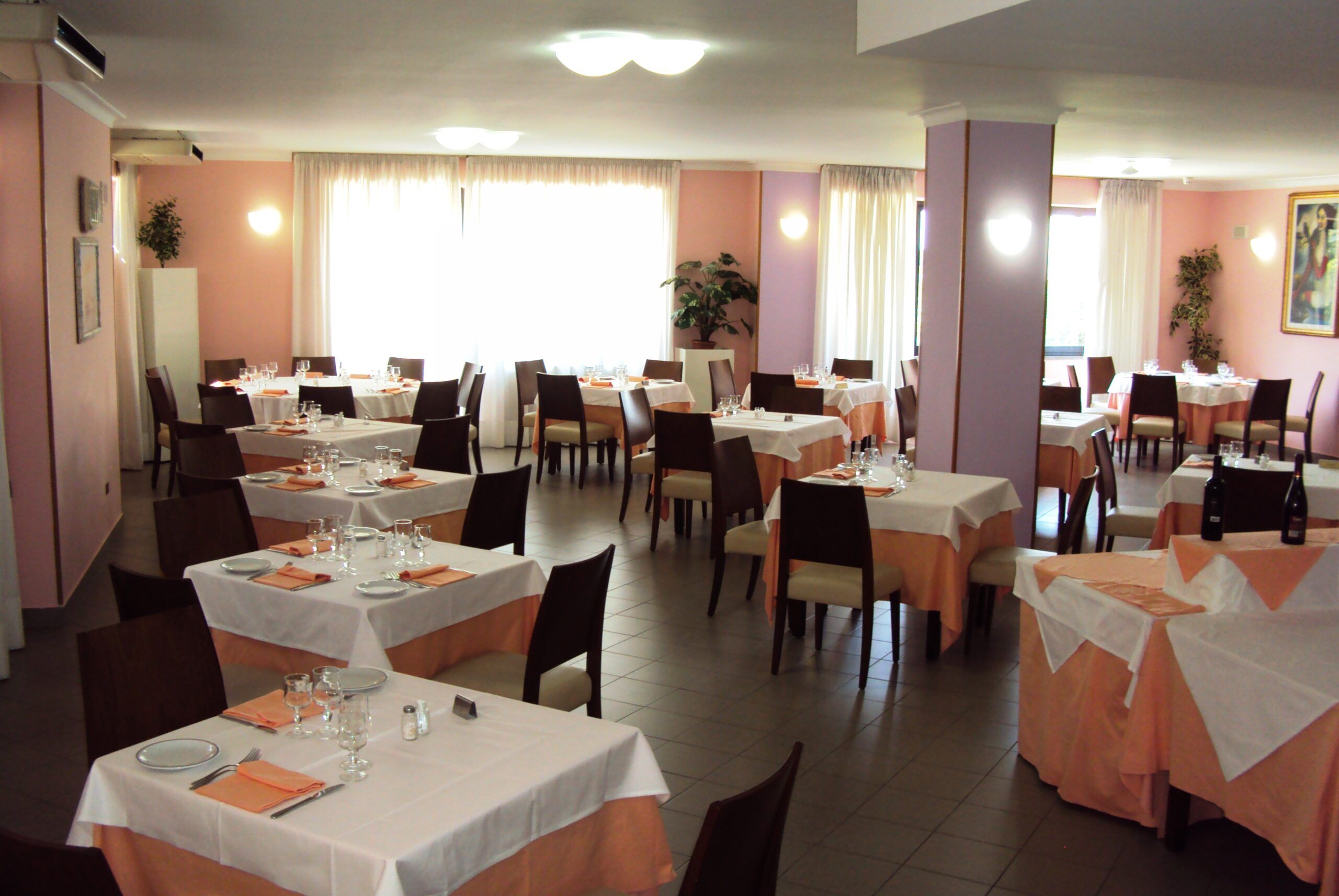 La sala da pranzo con tavoli apparecchiati